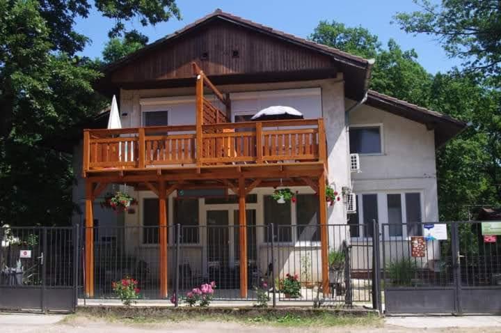 Hotel Tölgyfa Panzió Balatonszepezd Exterior foto