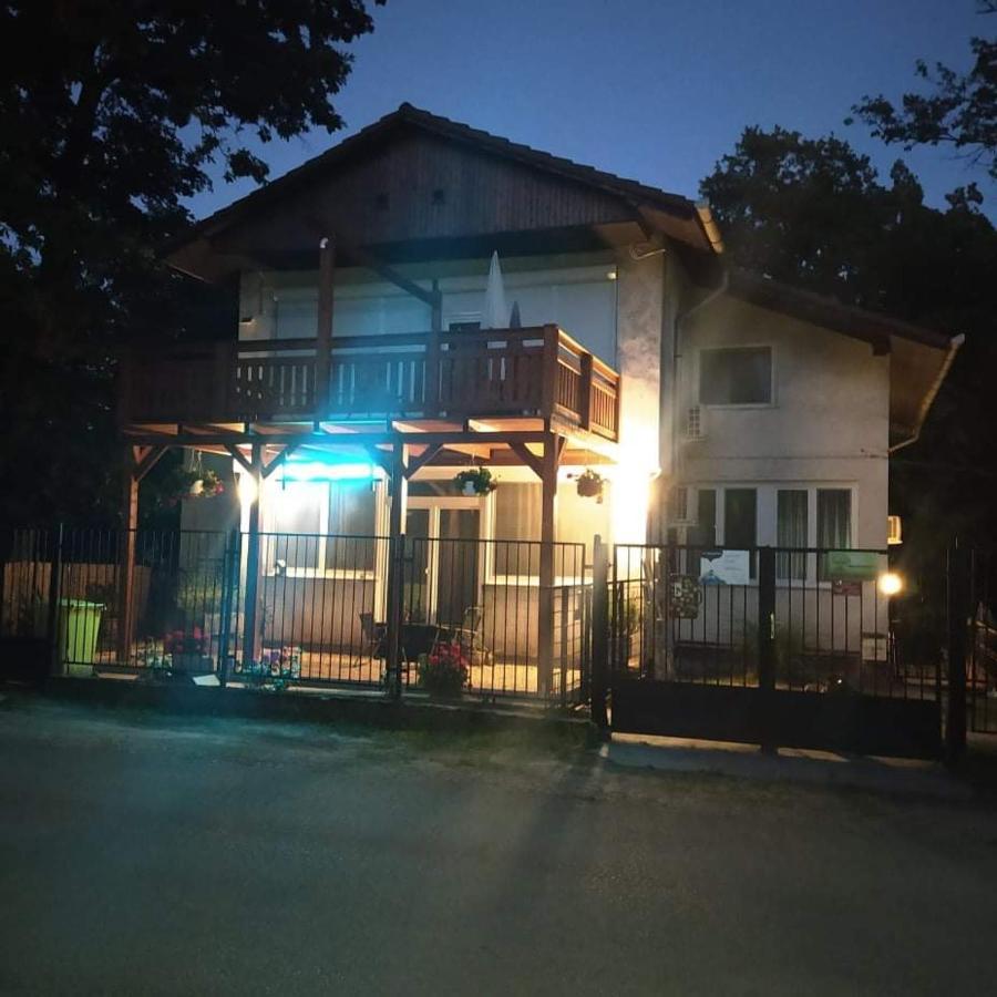 Hotel Tölgyfa Panzió Balatonszepezd Exterior foto